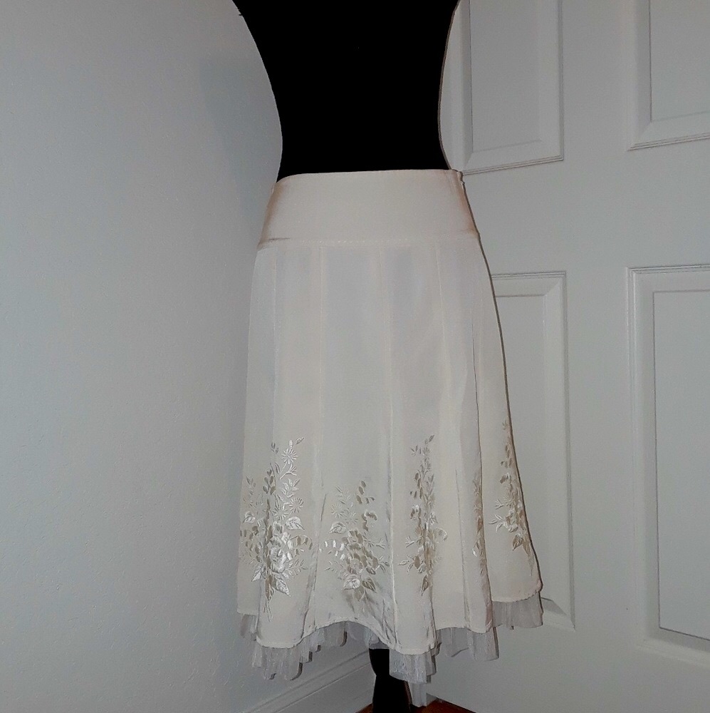Beautiful Ivory pleated Skirt Size 4 - Picture 2 of 8